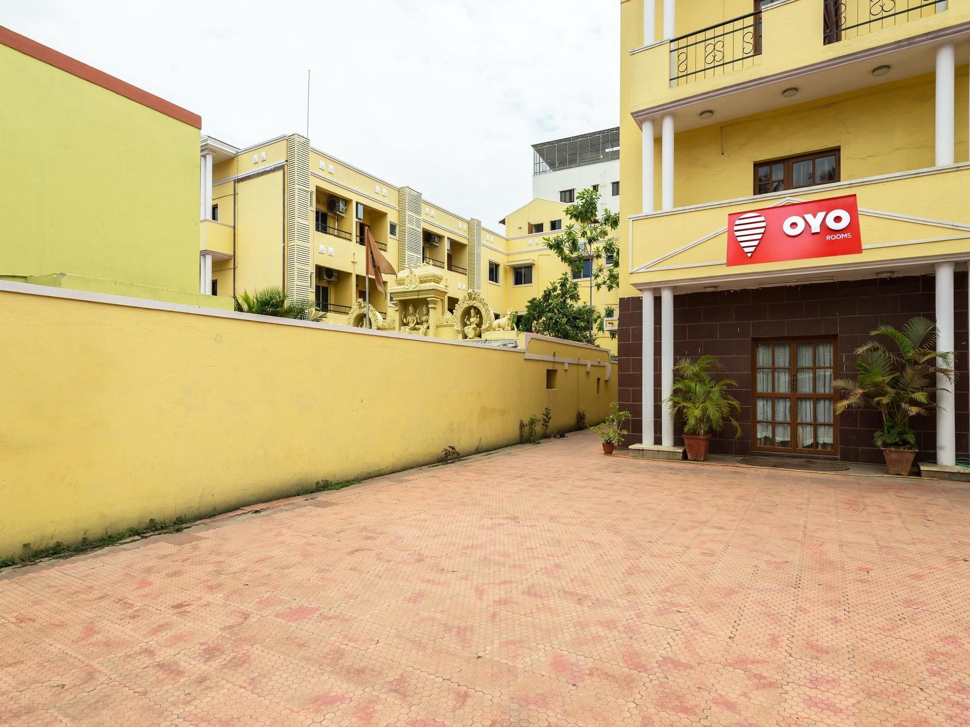 Hotel Oyo 3722 Stayeasy Majestic Bangalore