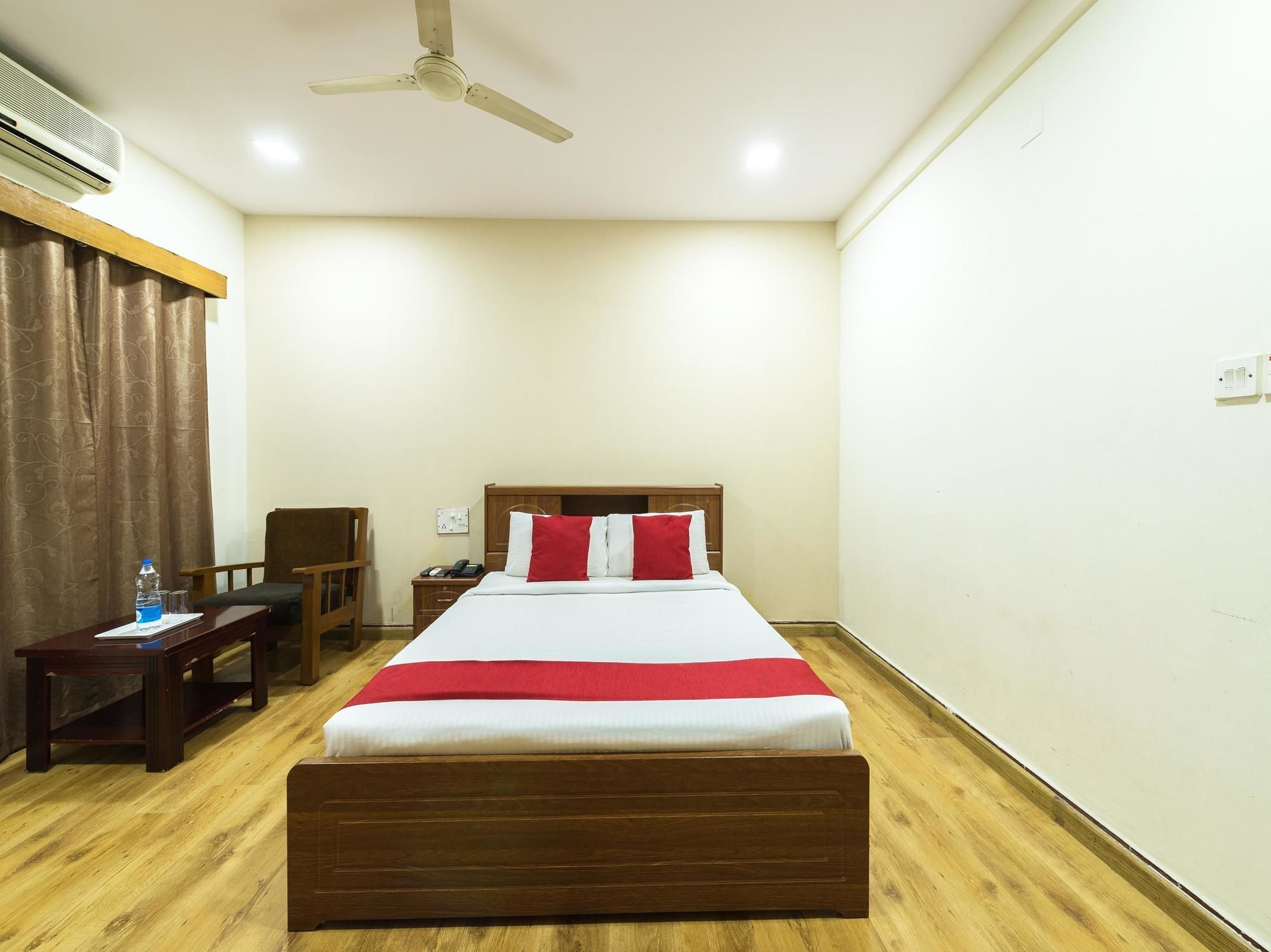 Oyo 3722 Stayeasy Majestic Hotel 3*