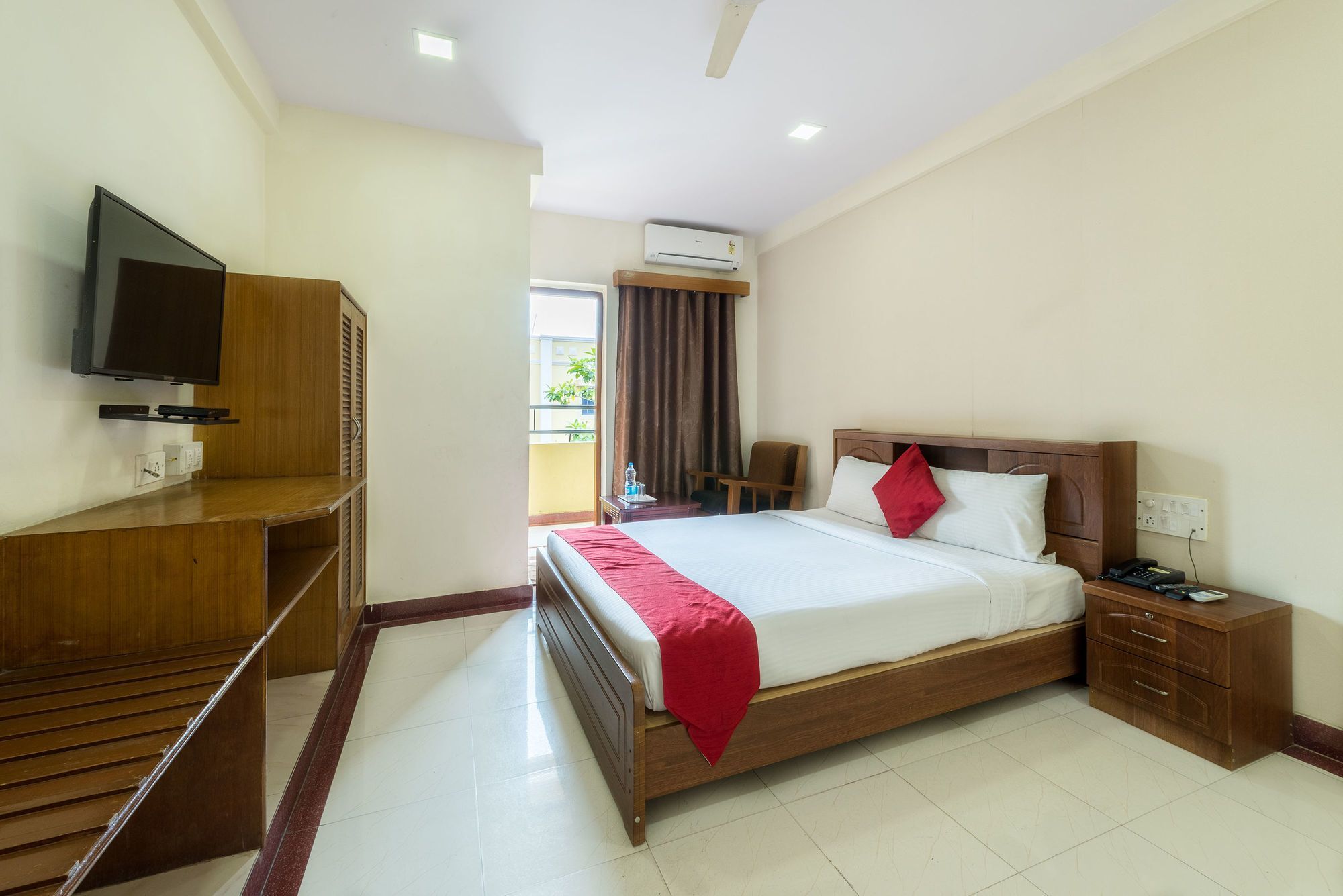 Oyo 3722 Stayeasy Majestic Hotel 3*