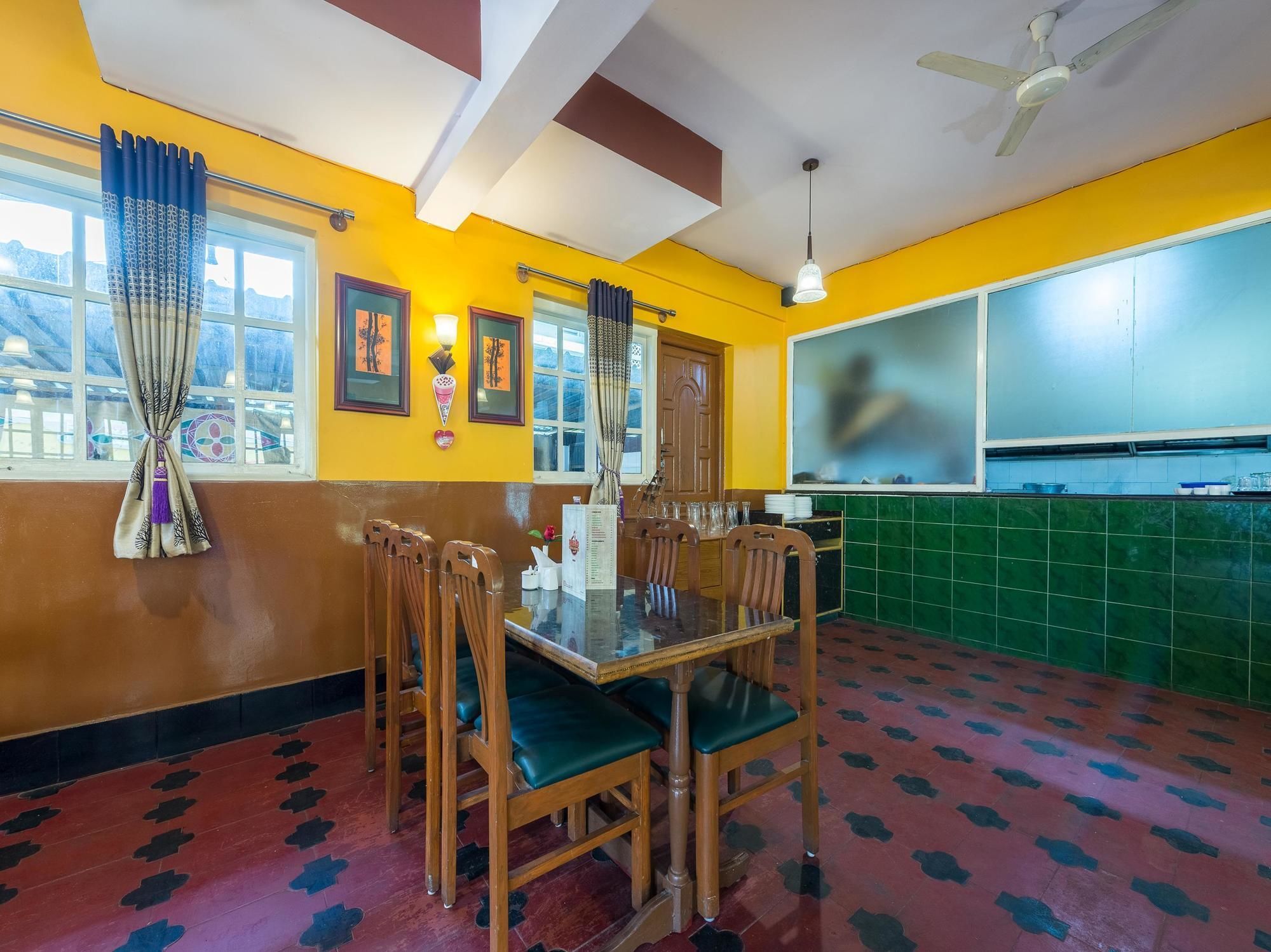 Hotel Oyo 3722 Stayeasy Majestic
