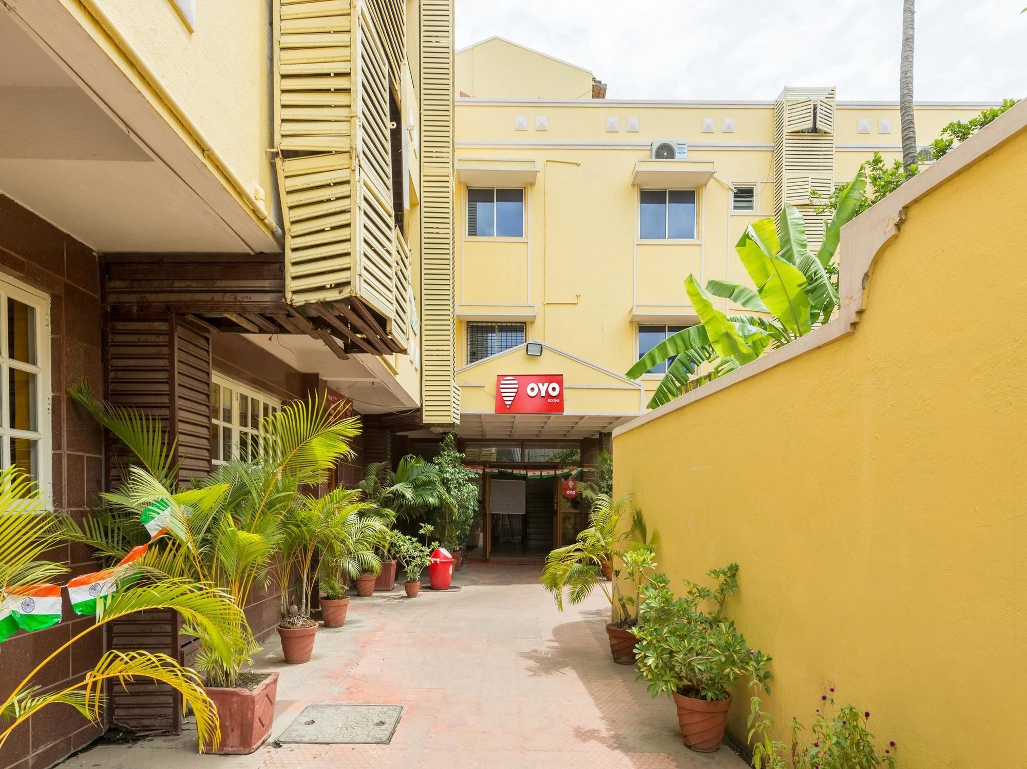 Oyo 3722 Stayeasy Majestic Bangalore