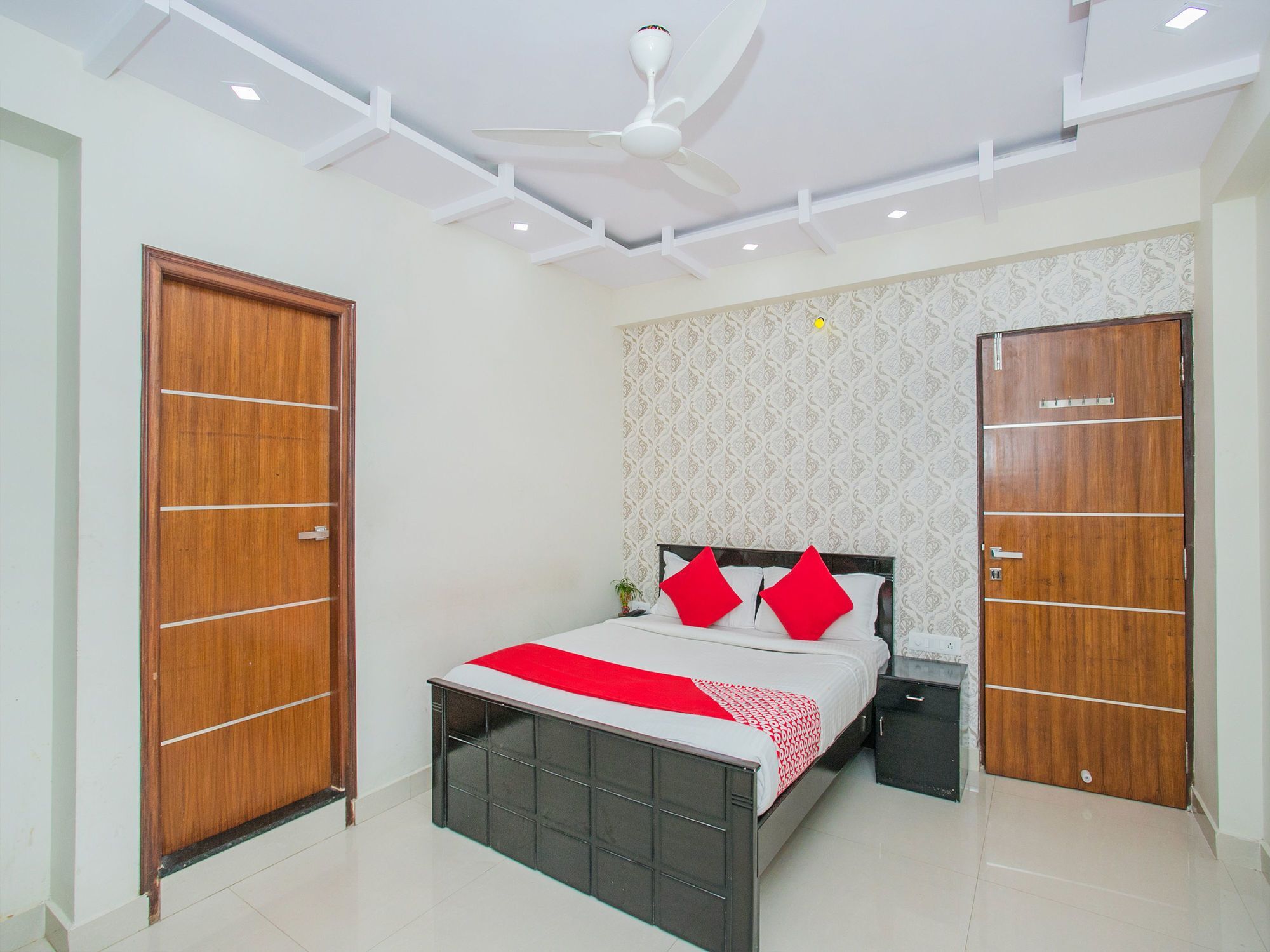 Oyo 16455 Amazing Hotel 2*