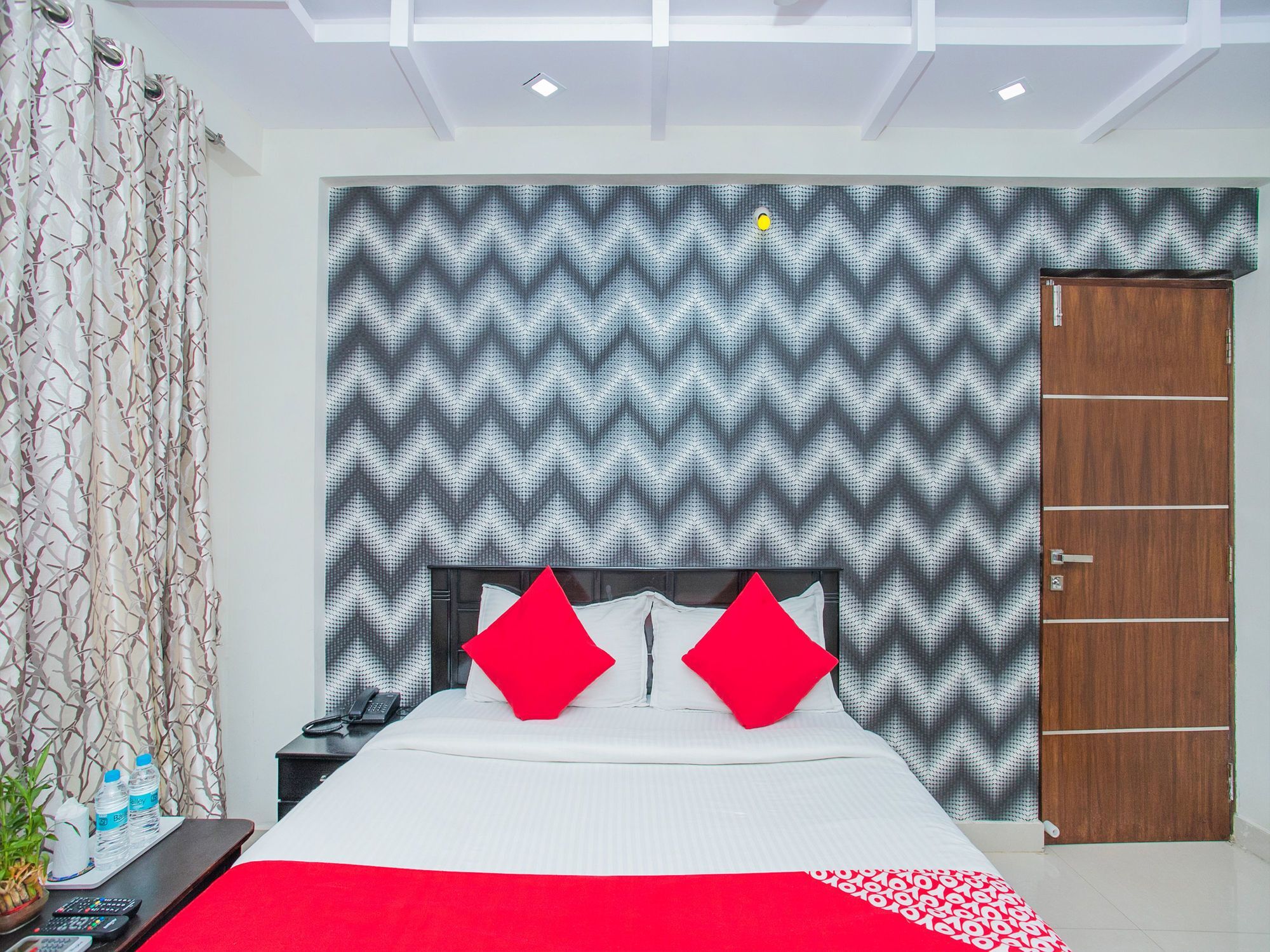 Oyo 16455 Amazing Hotel