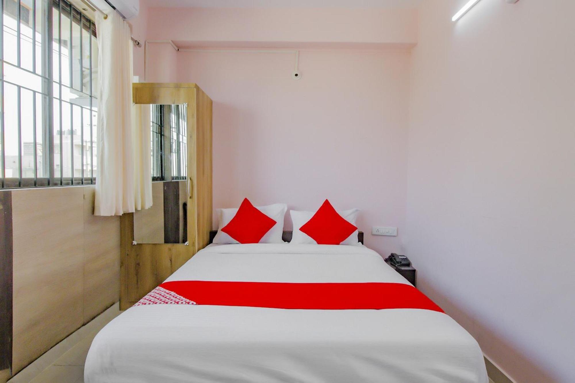 Hotel Oyo 79181 Sri Dhanalakshmi Boarding & Lodging Bangalore