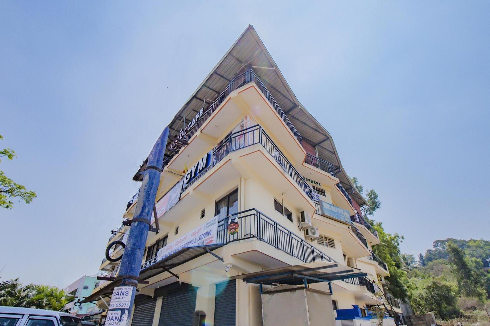 Hotel Oyo 79181 Sri Dhanalakshmi Boarding & Lodging 3*