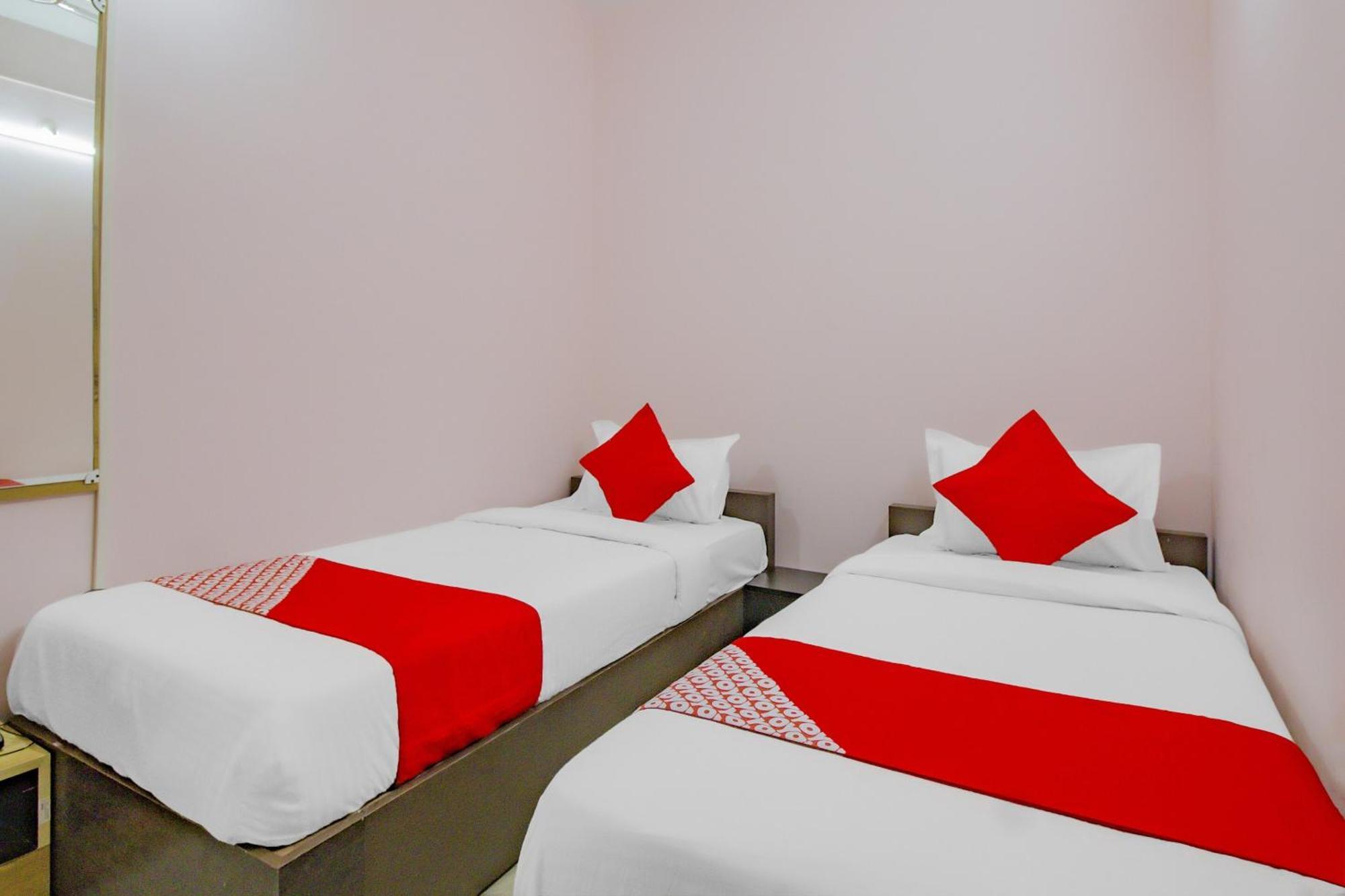 Oyo 79181 Sri Dhanalakshmi Boarding & Lodging