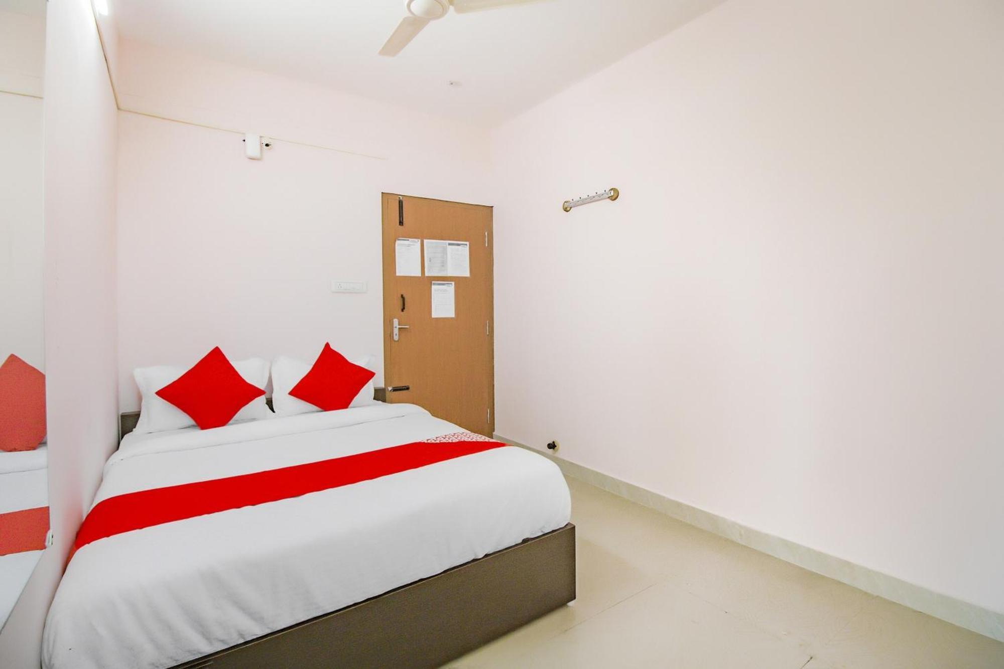 Oyo 79181 Sri Dhanalakshmi Boarding & Lodging Hotel Bangalore