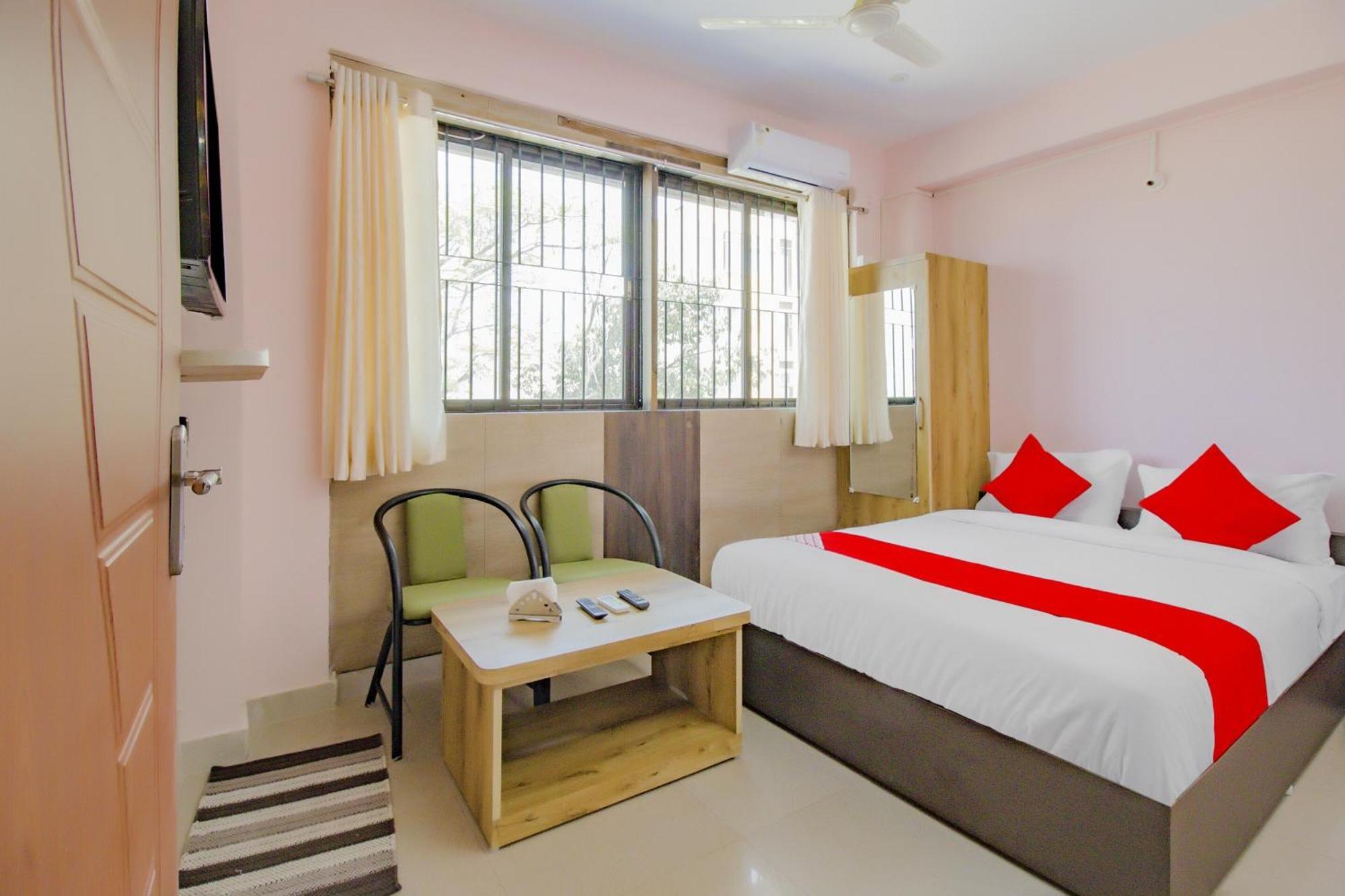 Oyo 79181 Sri Dhanalakshmi Boarding & Lodging Hotel
