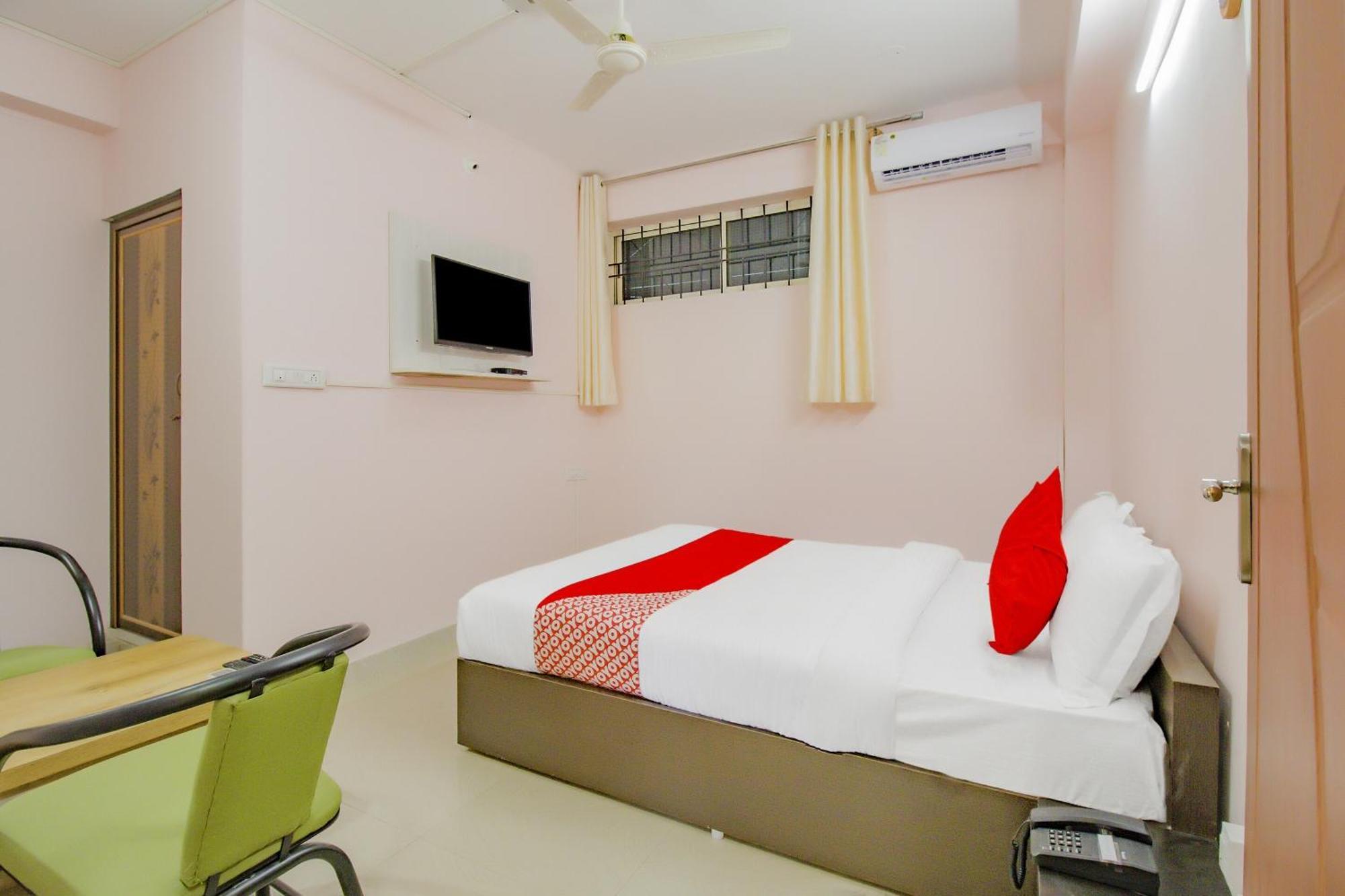 Oyo 79181 Sri Dhanalakshmi Boarding & Lodging Bangalore