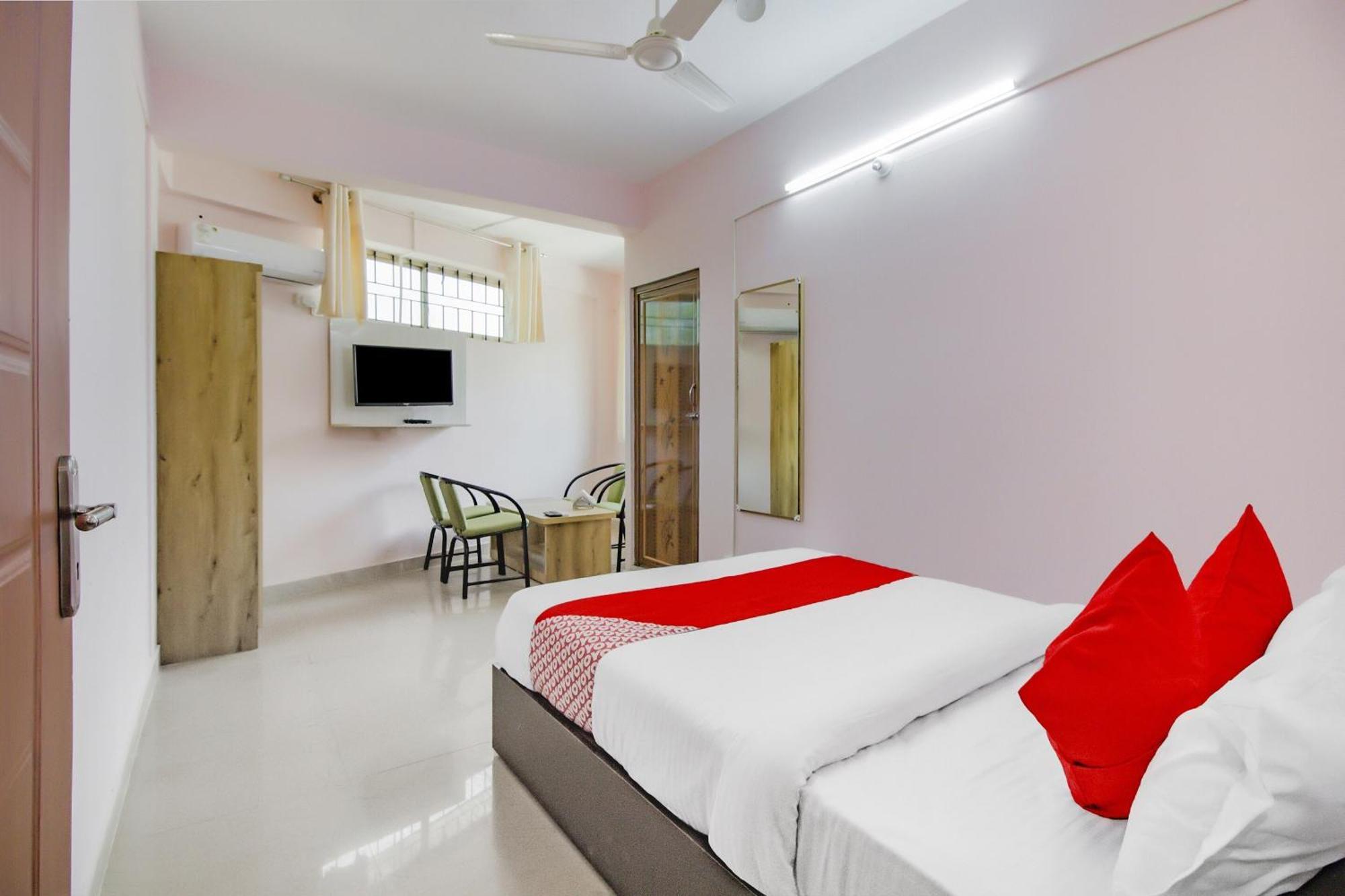 Oyo 79181 Sri Dhanalakshmi Boarding & Lodging
