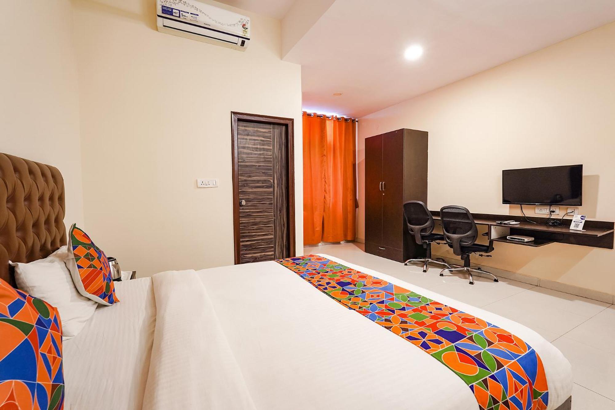 Hotel Fabhotel Leela Park