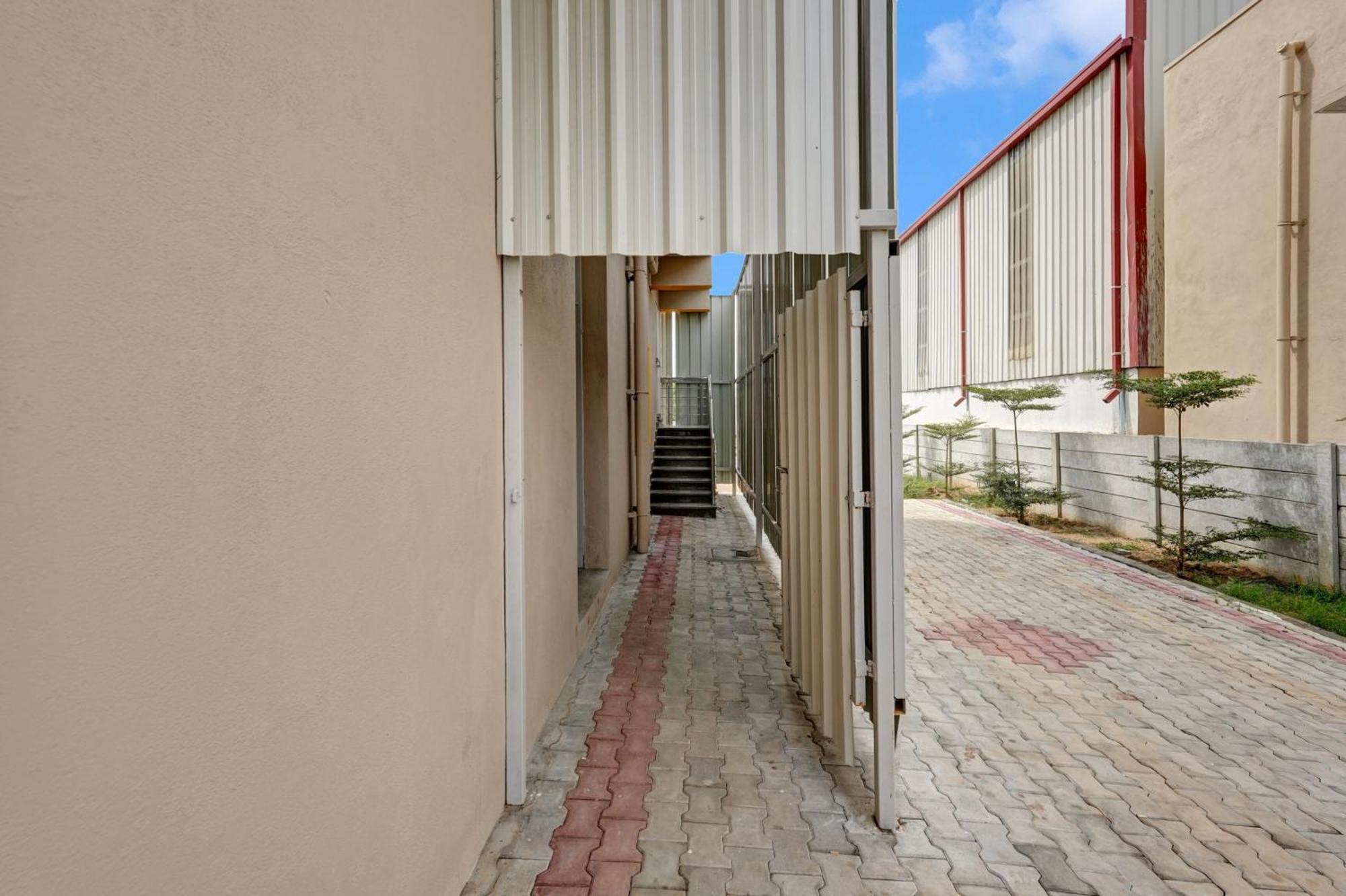 Hotel Oyo Bungalow Lodging & Boarding