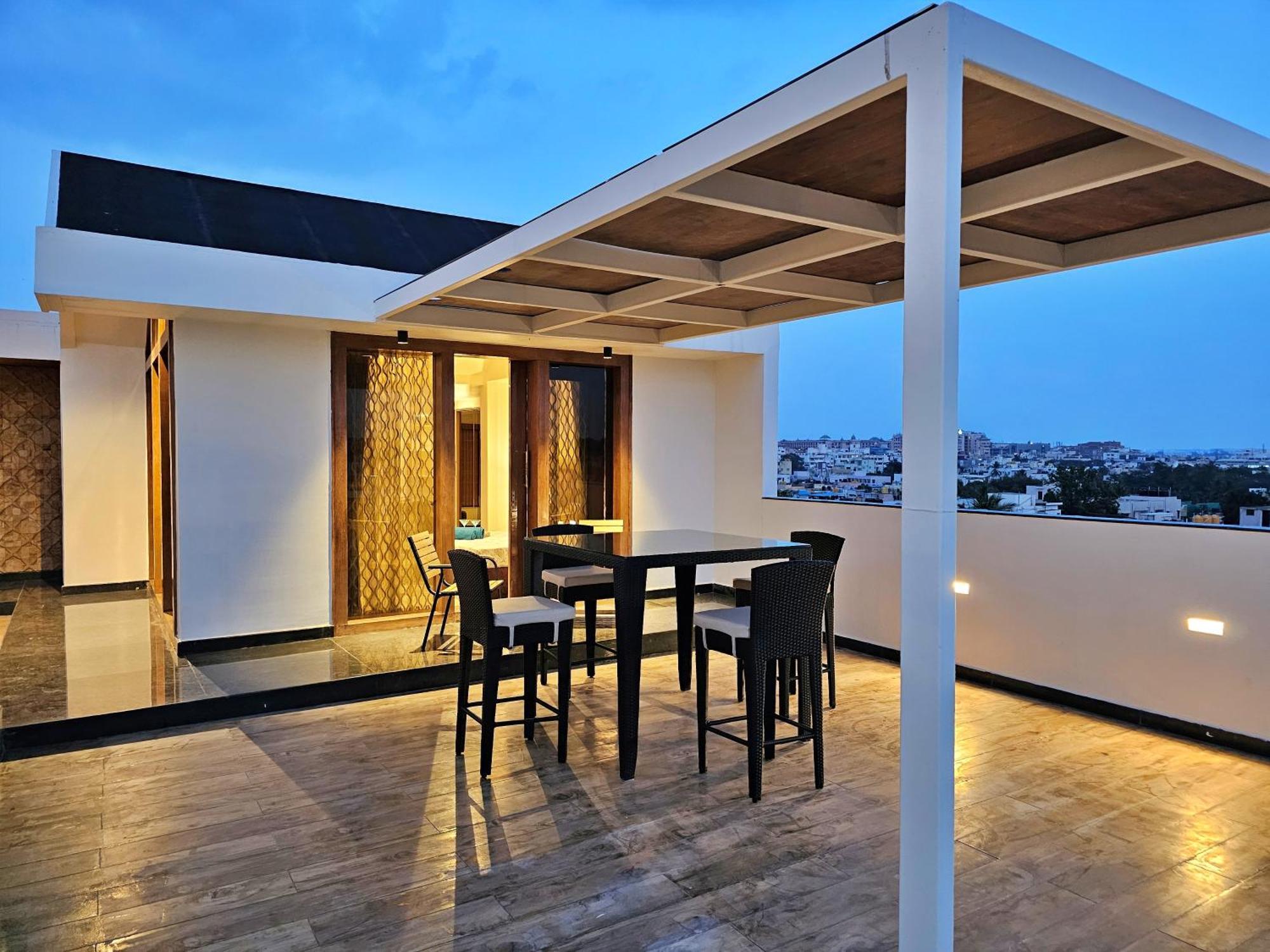 The Pentouz On 100 Feet Road Indiranagar - An Urban Luxury Retreat Apartment