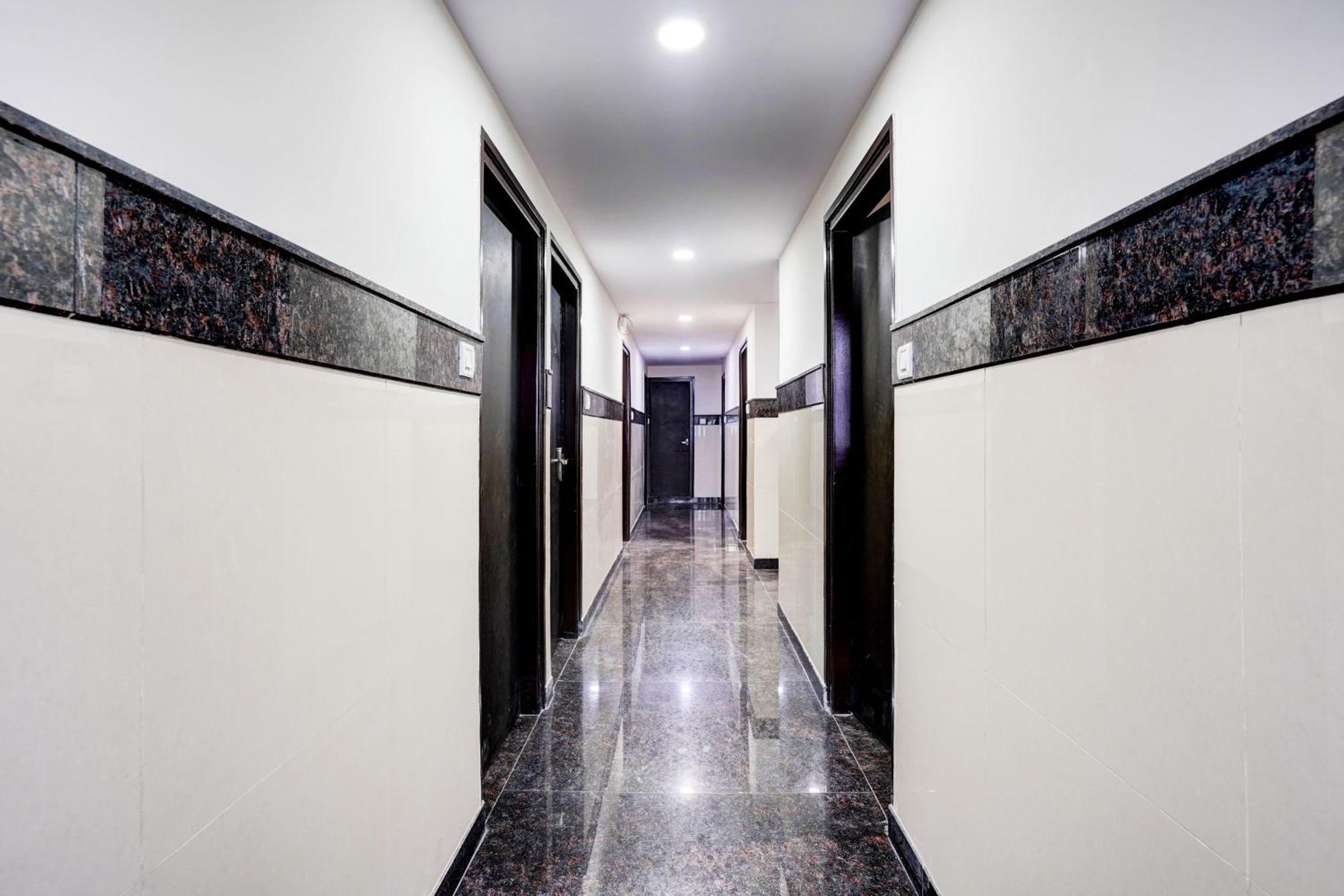 O 82950 Om Sai Residency Hotel 3*