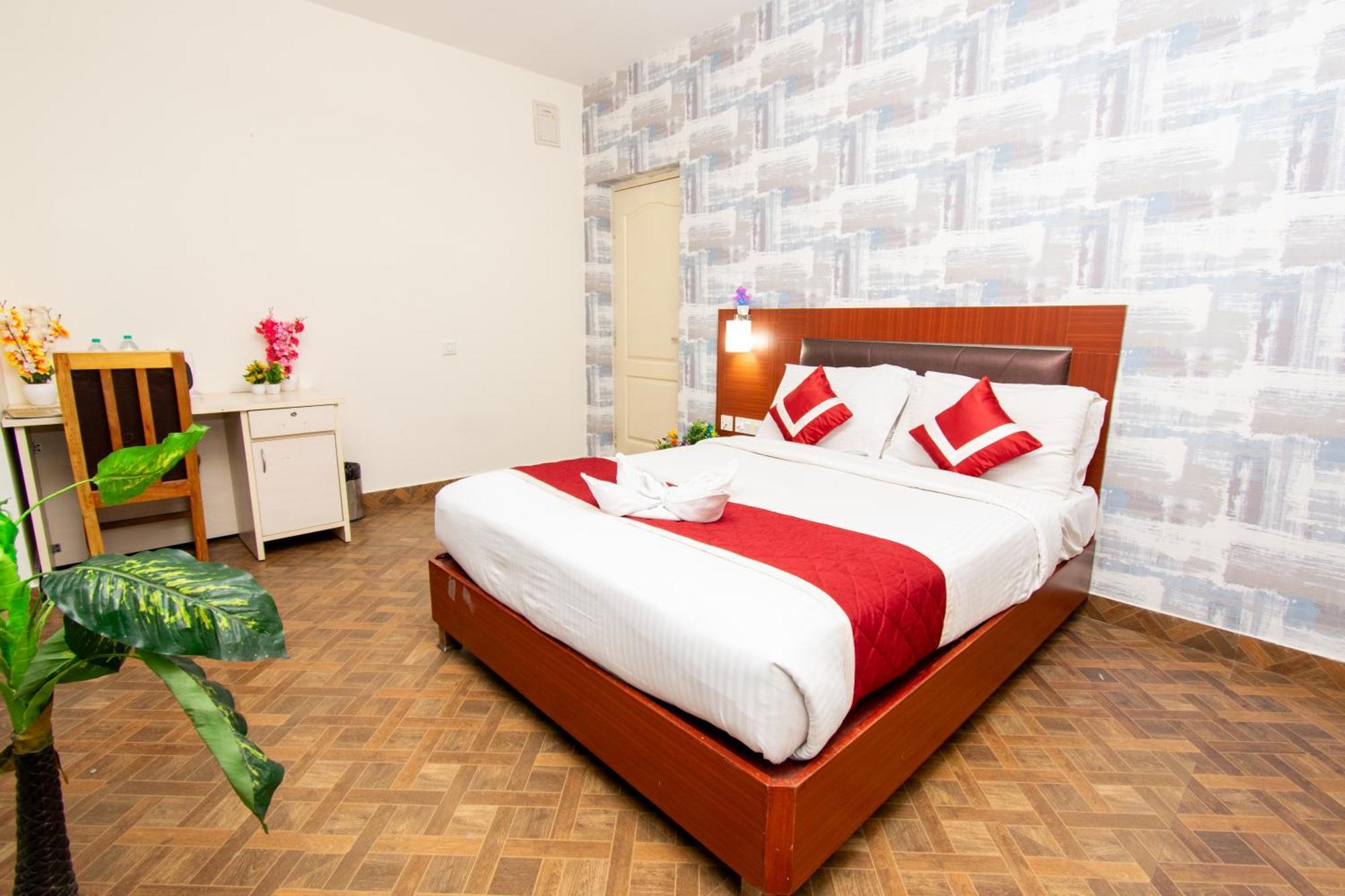 Hotel Fabhotel Emerald 3*