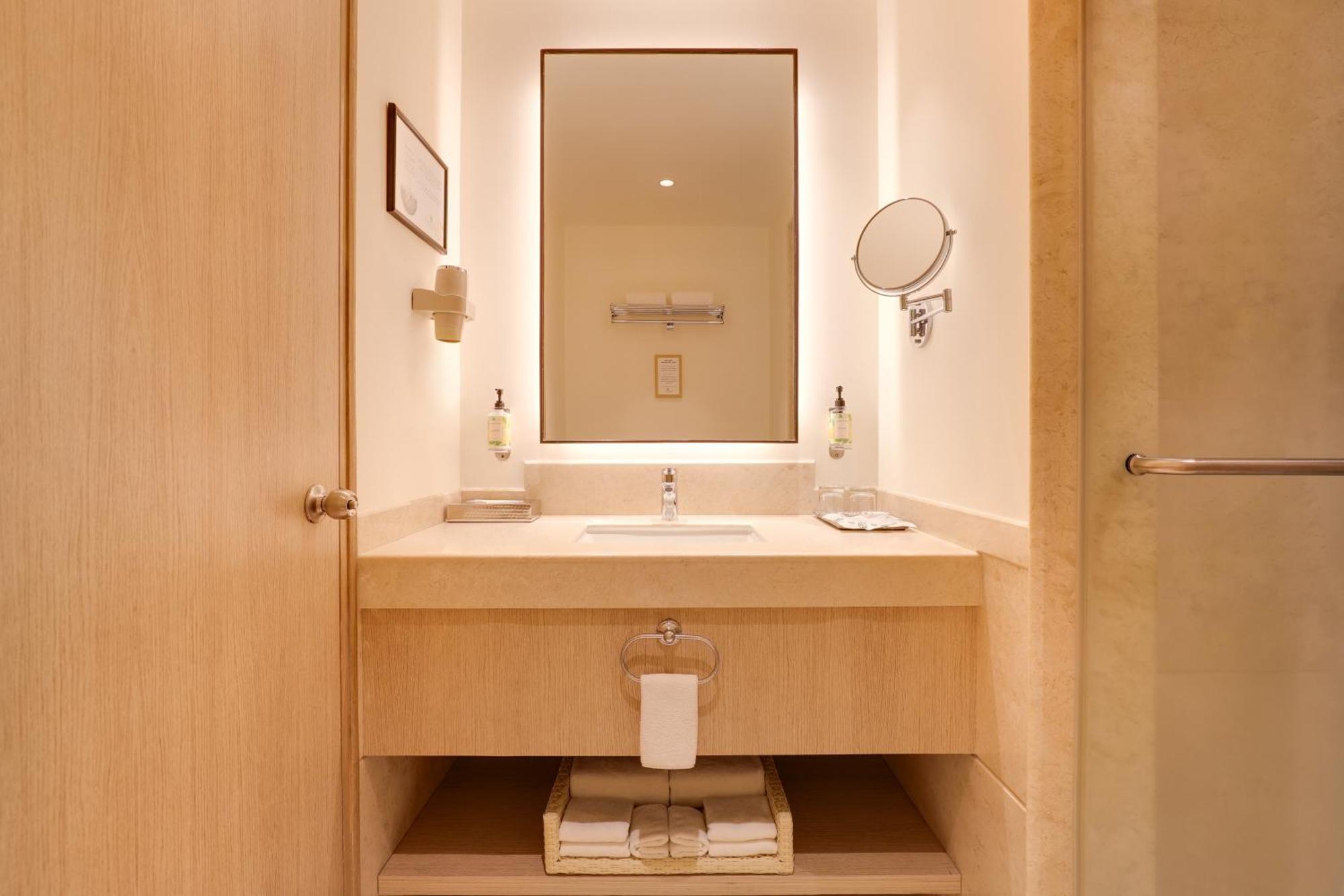 Hotel Lemon Tree Premier, Ulsoor Lake, Bangalore