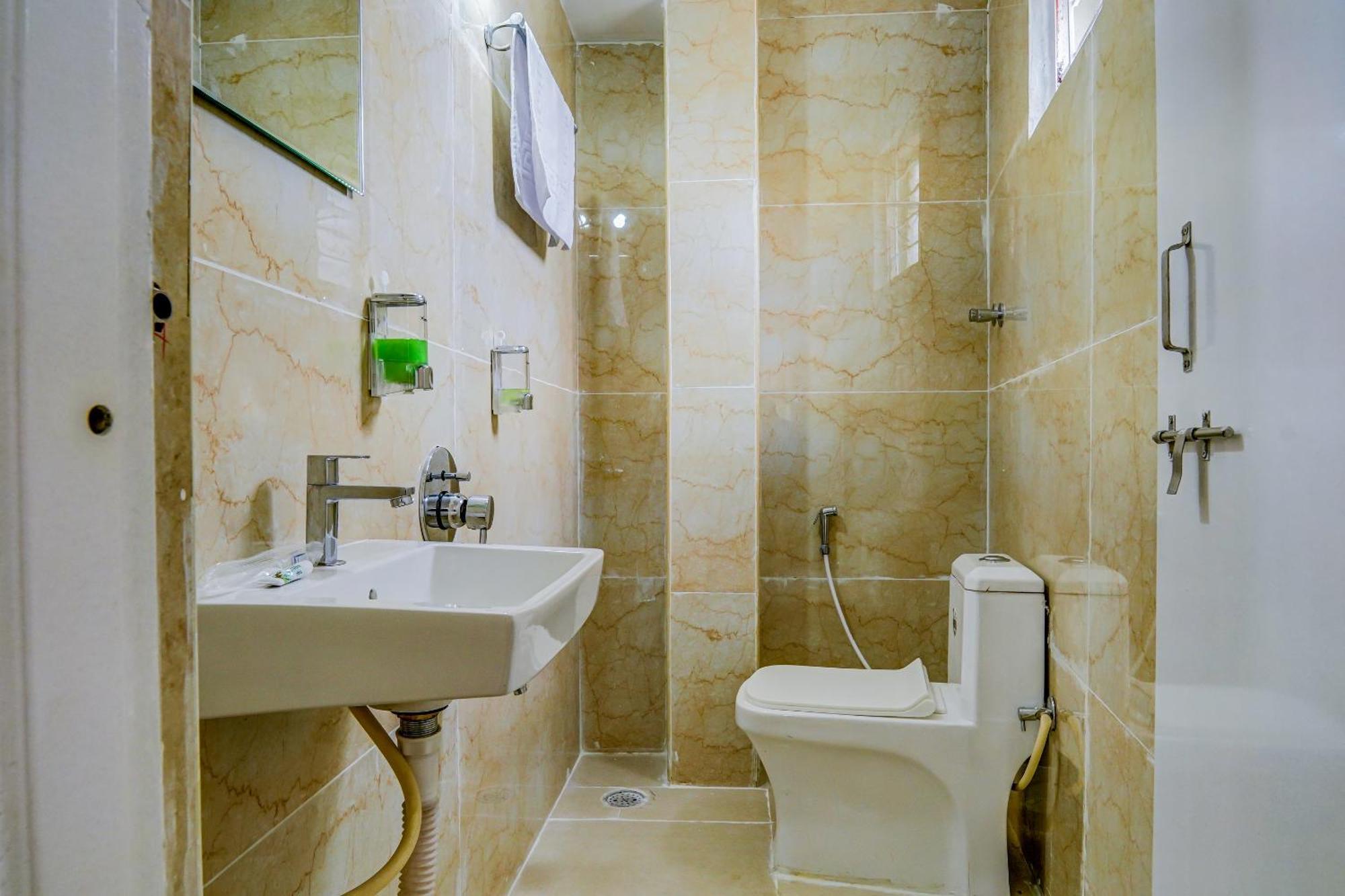 Hotel The Emerald 3*