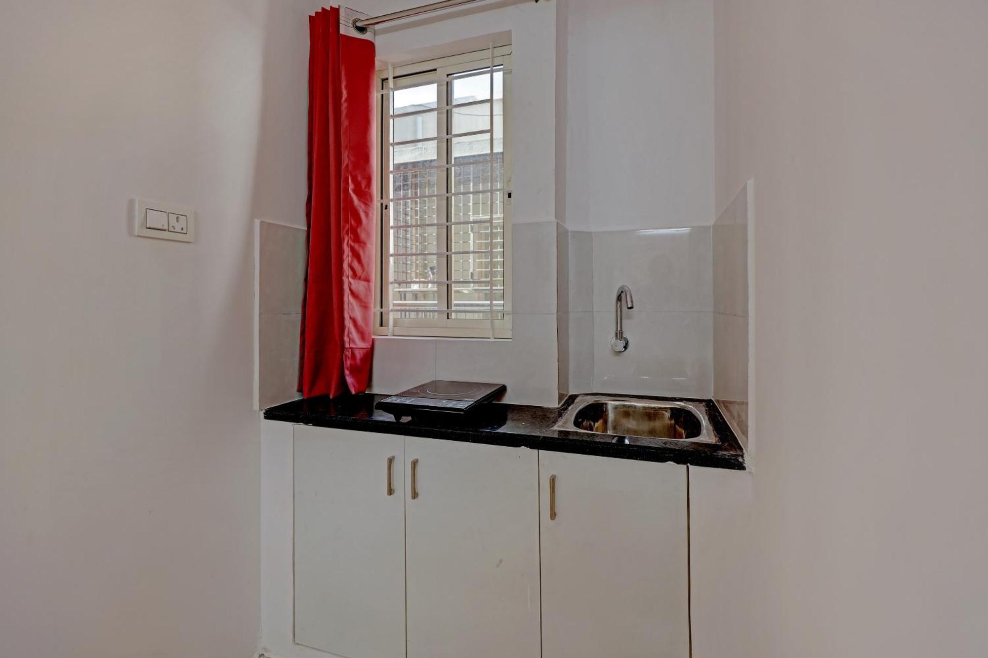 O Compact Kr Puram Near Phoenix Marketcity Guest house