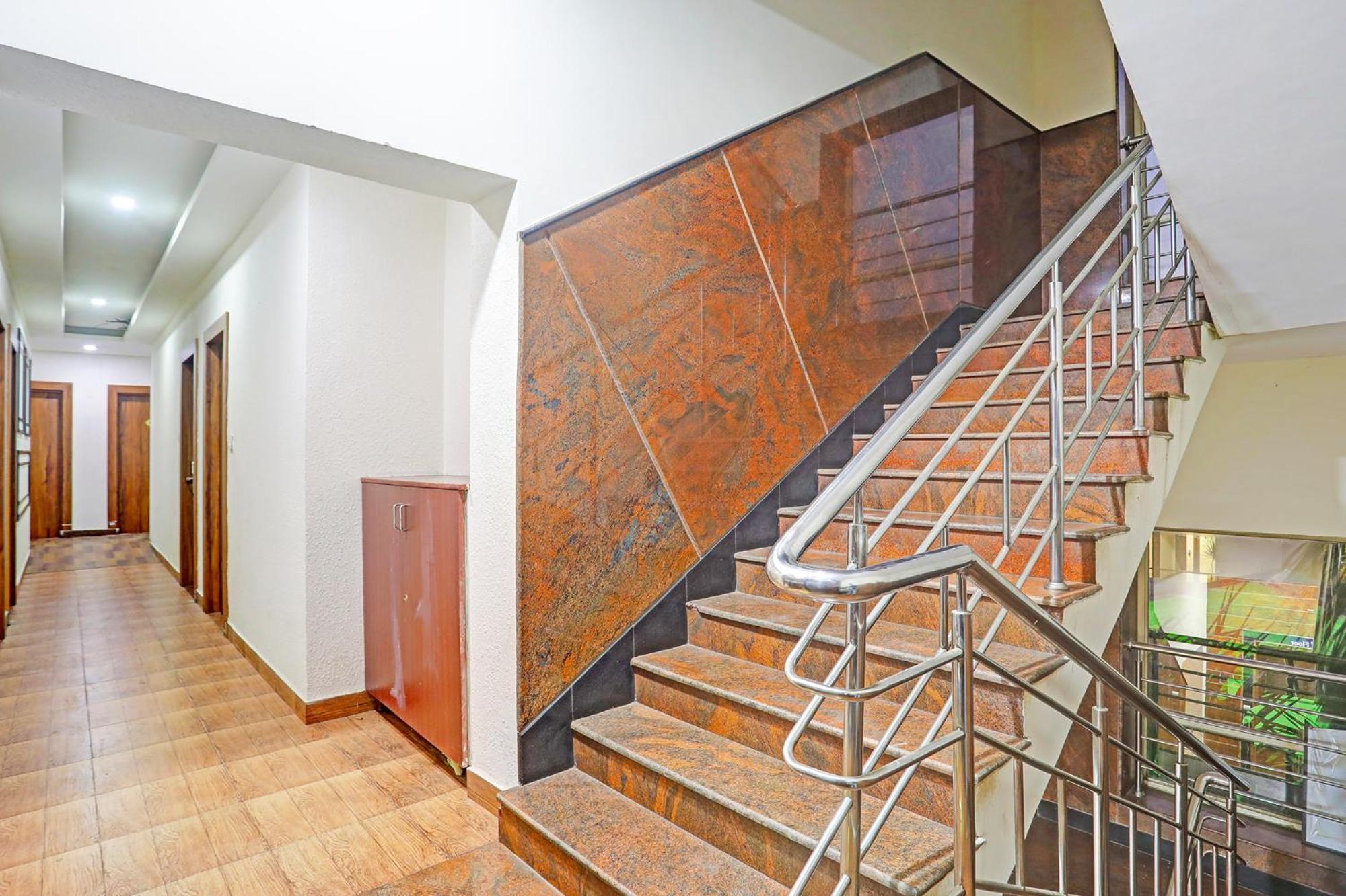 Hotel Fabhotel Emerald