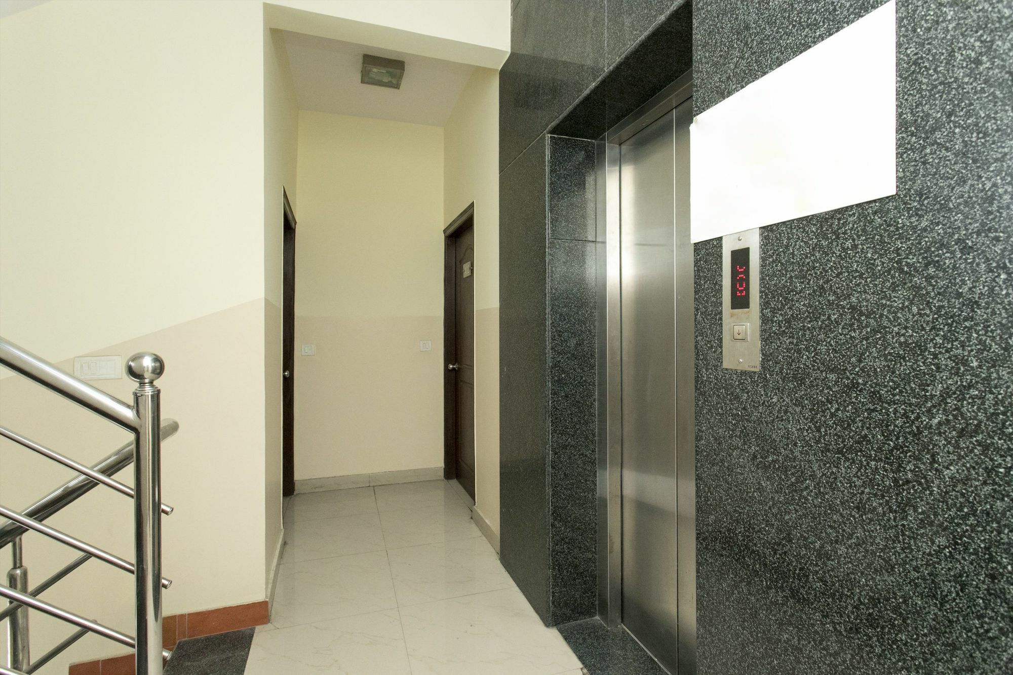 Hotel Oyo 10378 Hibiscus Mayflower 3*