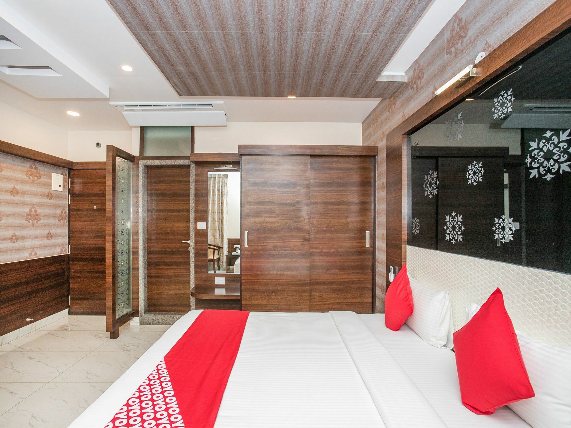 Capital O 15950 J K Residency Hotel 3*