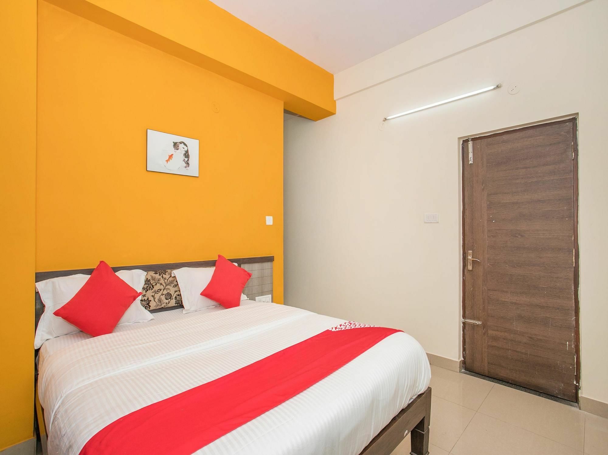 Oyo 15711 Athiti Residency