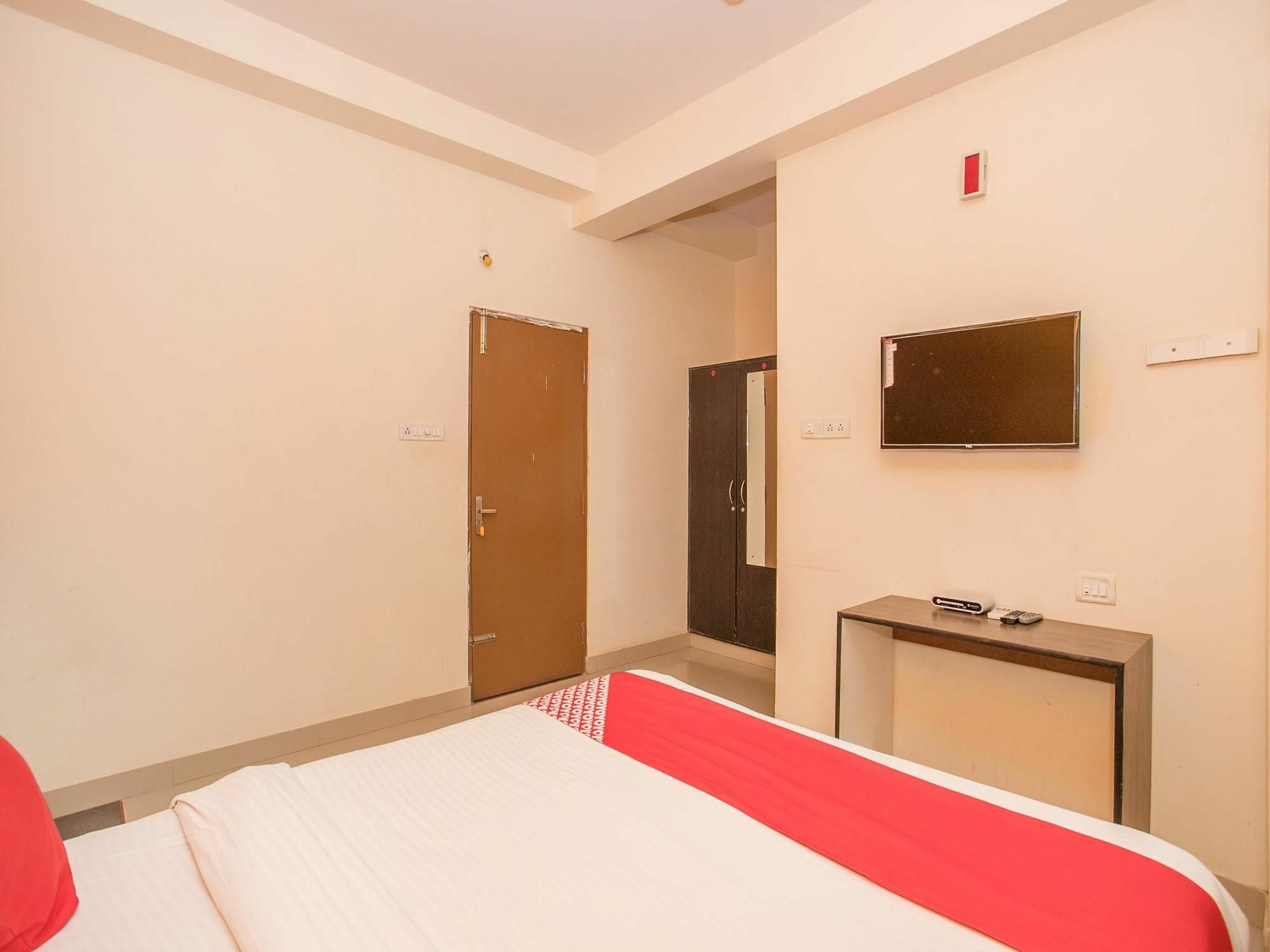Oyo 15711 Athiti Residency Hotel 2*