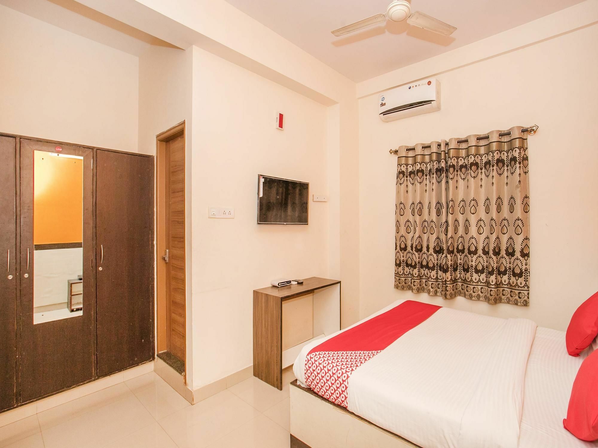 Oyo 15711 Athiti Residency 2*