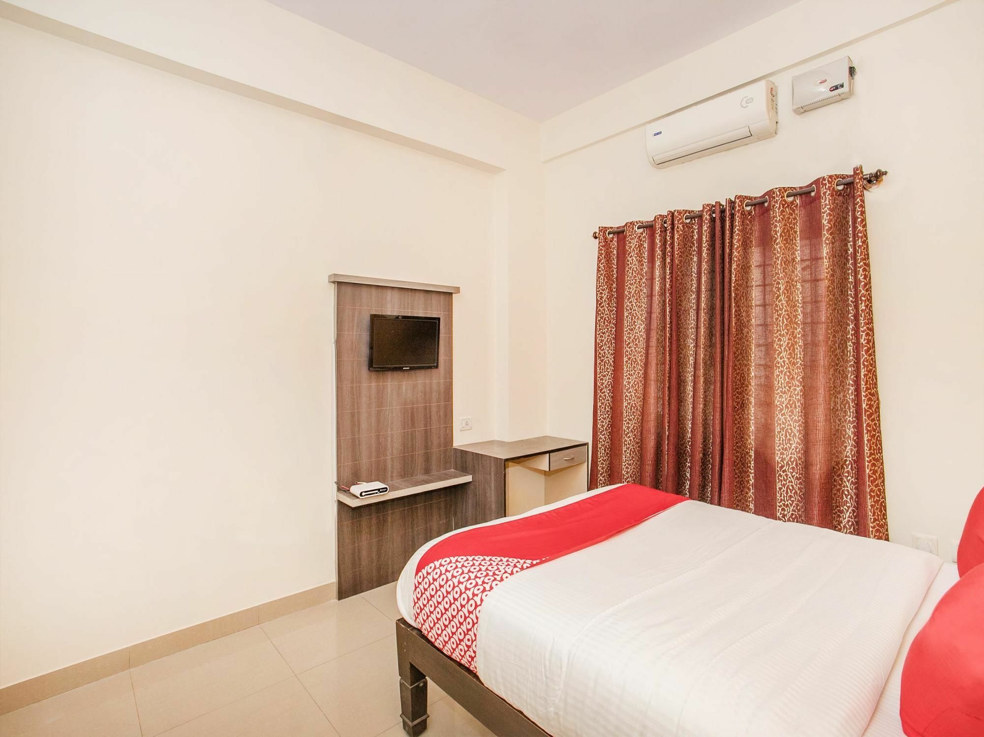 Oyo 15711 Athiti Residency Hotel 2*