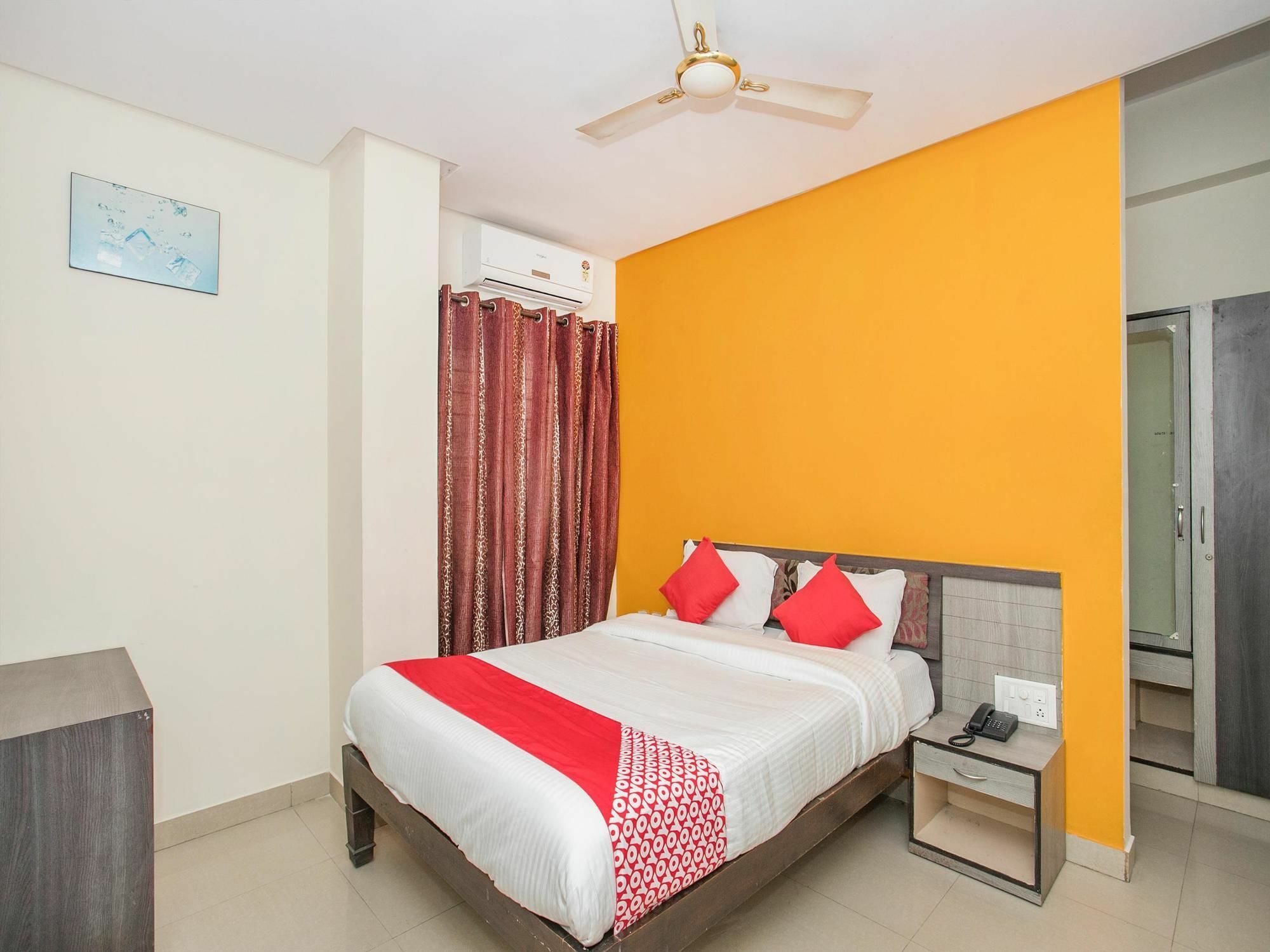 Hotel Oyo 15711 Athiti Residency