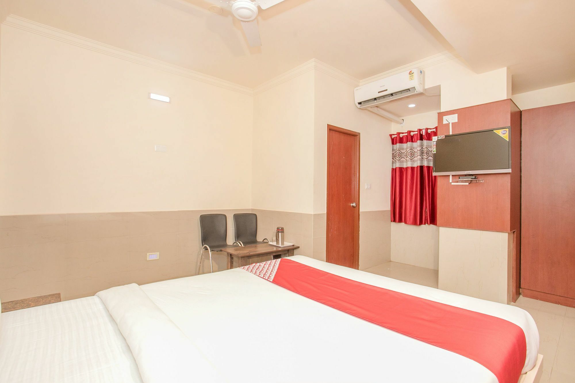 Fabexpress Grand Krishna Deluxe Hotel