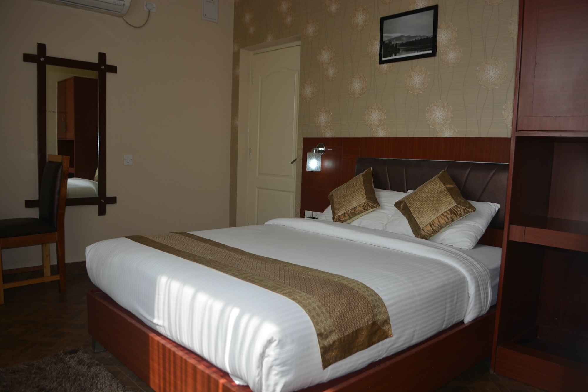 Hotel Emerald By Omatra 3*