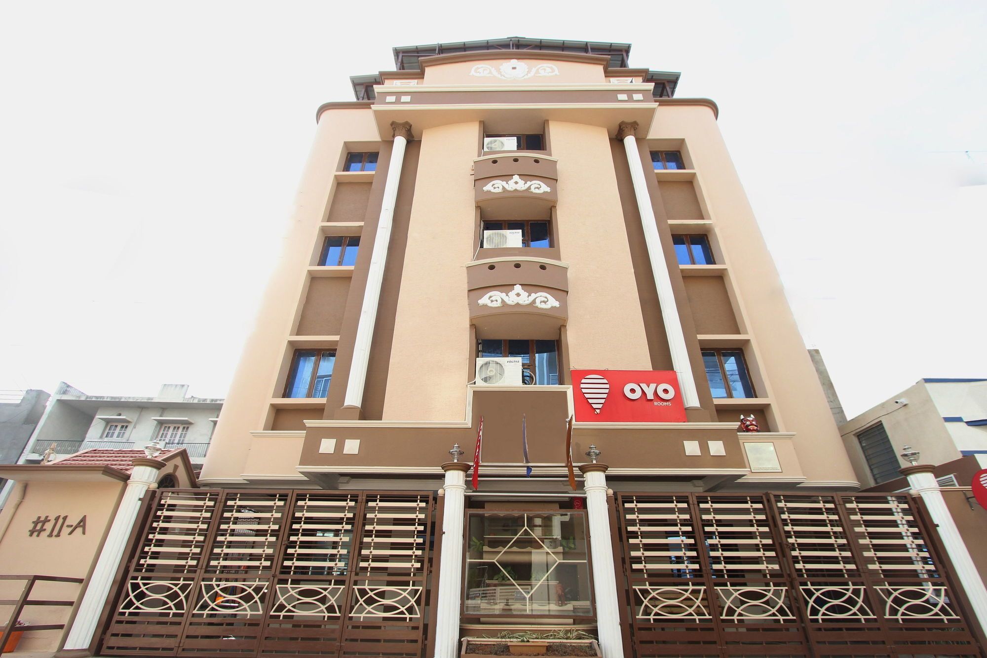 Hotel Oyo 8463 Bluemoon Grand