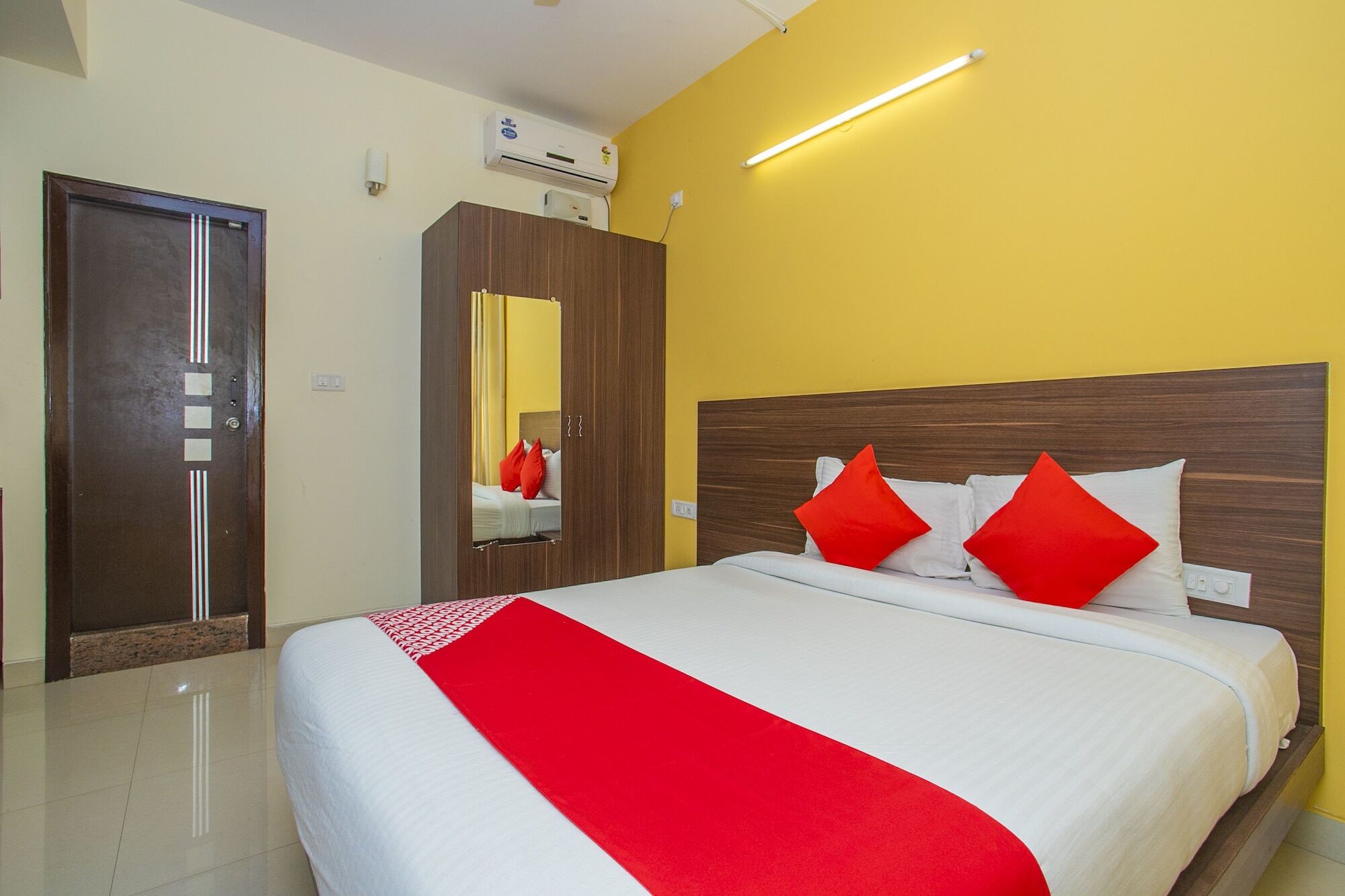Oyo 22935 Iwe Hotel