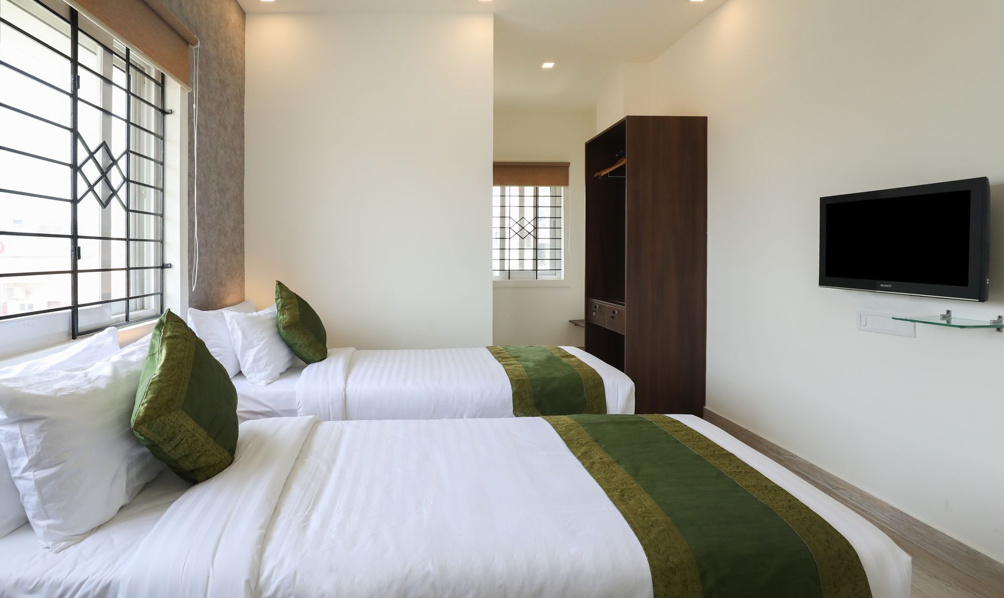 Treebo D'brooks Hotel 3*