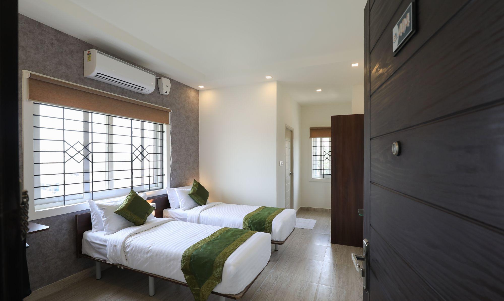 Treebo D'brooks Hotel 3*